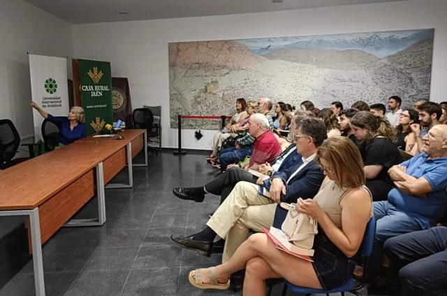 Mimi Bueno Ramírez inaugurando el VI Campus de Arqueología del Cuaternario