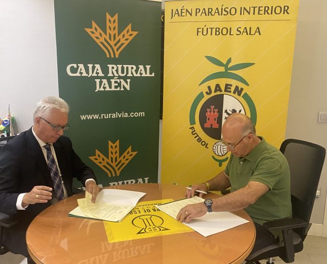 Germán Aguayo y Juan Gallego Cobo durante la firma del convenio de colaboración para la próxima temporada.