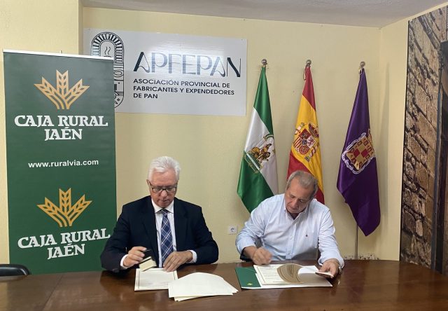 Los representantes durante la firma del convenio