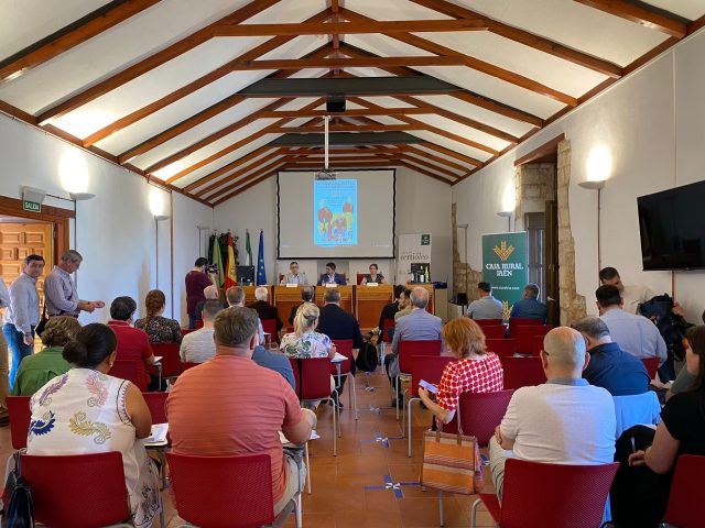 Asistentes escuchando a la ponencia de la Jornada sobre la Calidad Diferenciada