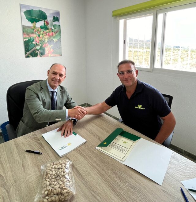 Juan Núñez y Julián Navarro en el momento de la firma.