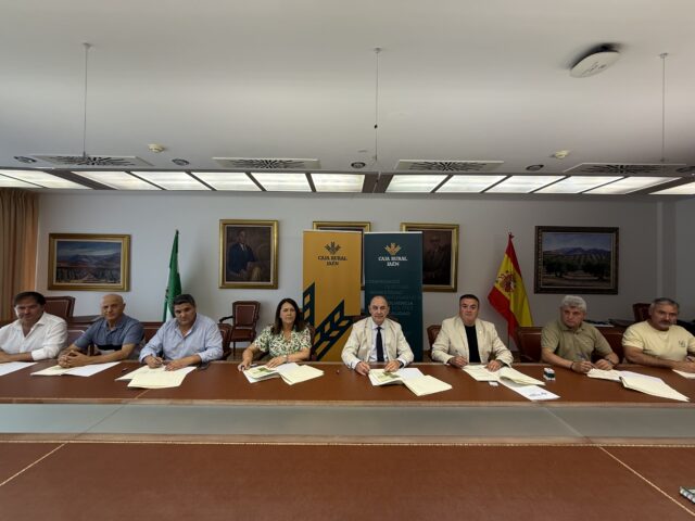 Momento de la firma con las ADR