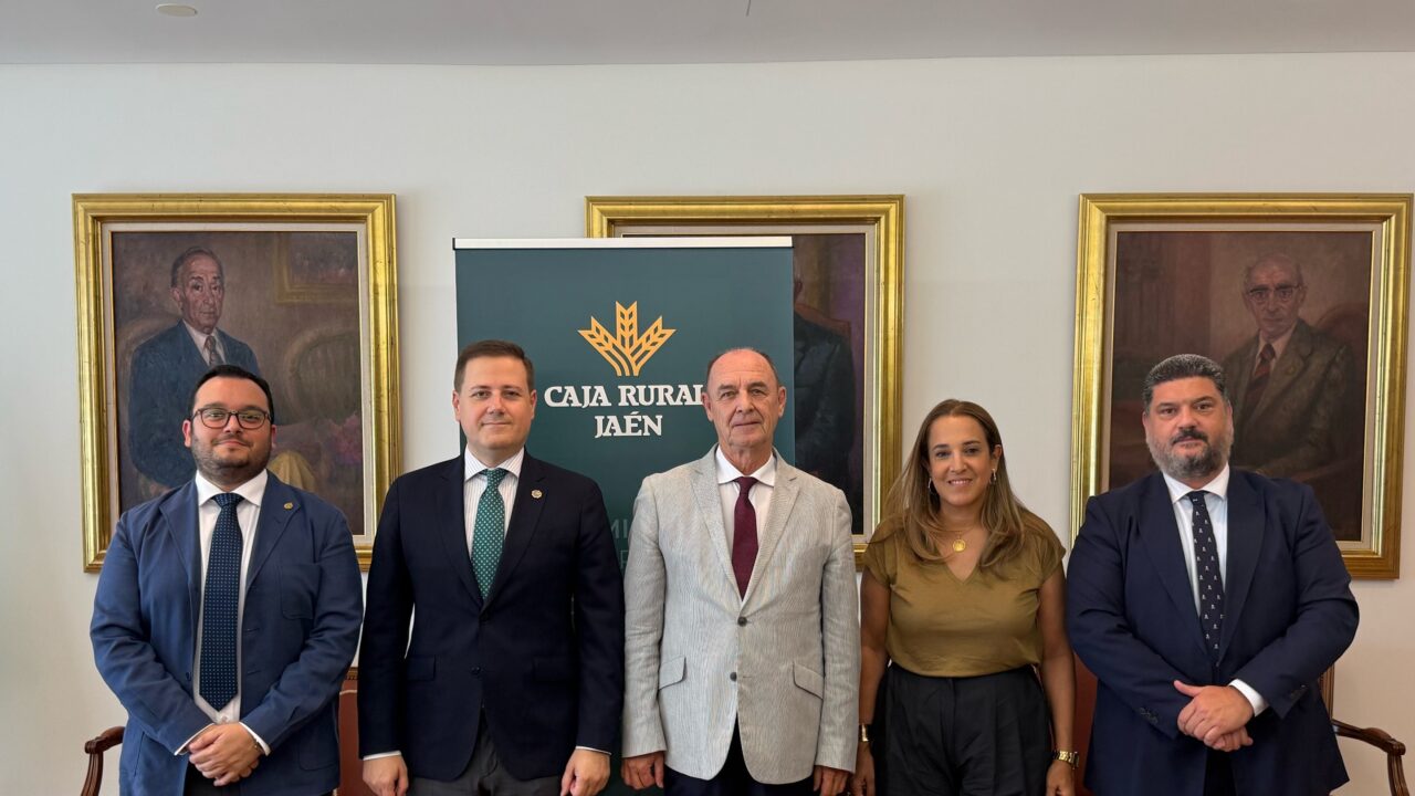 Caja Rural de Jaén y el Ilustre Colegio Oficial de Procuradores de Jaén refuerzan su compromiso con un nuevo convenio que impulsa el desarrollo profesional y cultural del colectivo