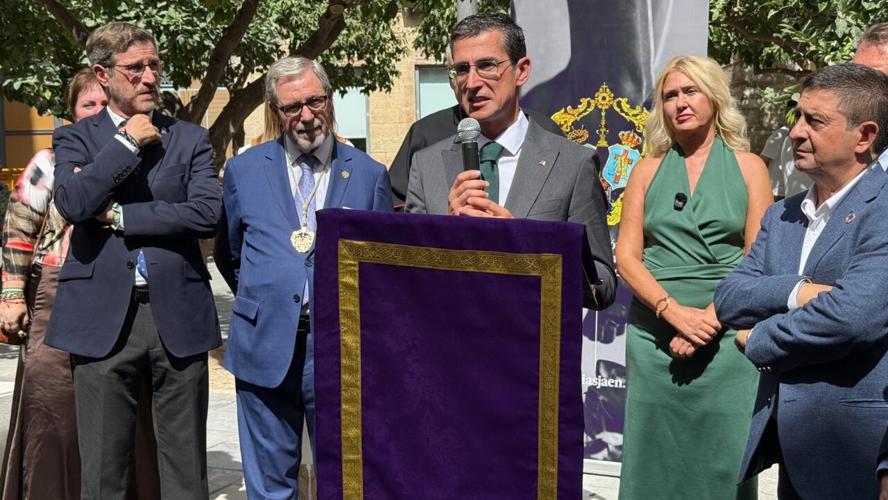 Jaén rinde homenaje a su Semana Santa con el Monumento al Cofrade