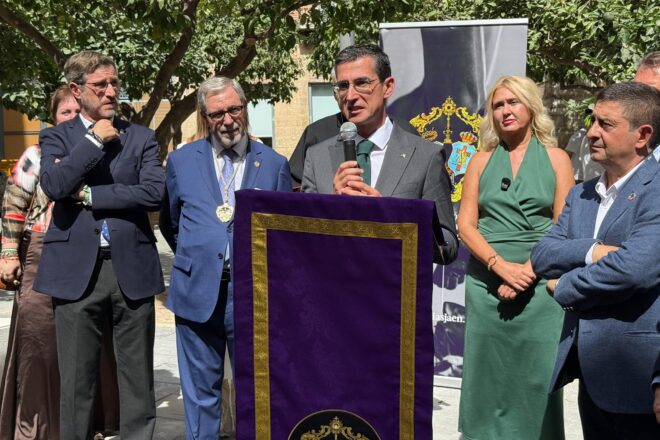 Jaén rinde homenaje a su Semana Santa con el Monumento al Cofrade